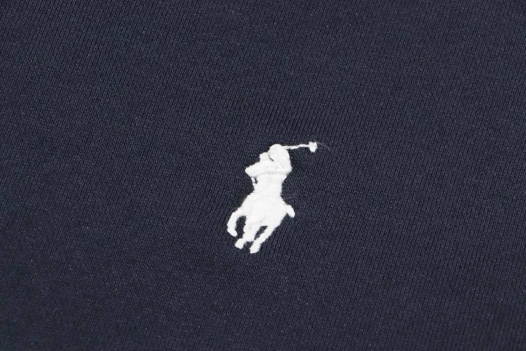 P240 Style No. 807 Ralph Lauren/Ralph Lauren pony embroidered zipper cardigan hooded sweatshirt. A one-of-a-kind sweatshirt for autumn and winter is here. You can wear it casually no matter how you wear it! ! This hooded sweatshirt is decorated with the simple style that represents Ralph Lauren and is paired with a pony embroidery pattern, which is three-dimensional and full! The solid color fabric paired with exquisite embroidery instantly sets it off! Hooded sports design, loose and casual fit! The overall texture is very strong! Through the pictures, we can feel the thickness and texture of custom-woven and dyed threads. The workmanship is exquisite. They are shipped from major foreign trade factories. They are all made by masters with many years of experience. Everything is of high standards and requirements! Simple and versatile model ~ Made of imported pique cotton fabric, which is super delicate and soft, close to the body without being tied. All fabrics and accessories are original custom-made and of high quality! Perfectly reflects the brand’s sense of superiority! Standard cut, comfortable stretch, unrestricted movement! Highly practical, high-end and classy! Versatile style ~ can be paired with jeans or jogging pants. Ideal for transitioning from your morning commute to weekend events! Size: S-XL Navy Black